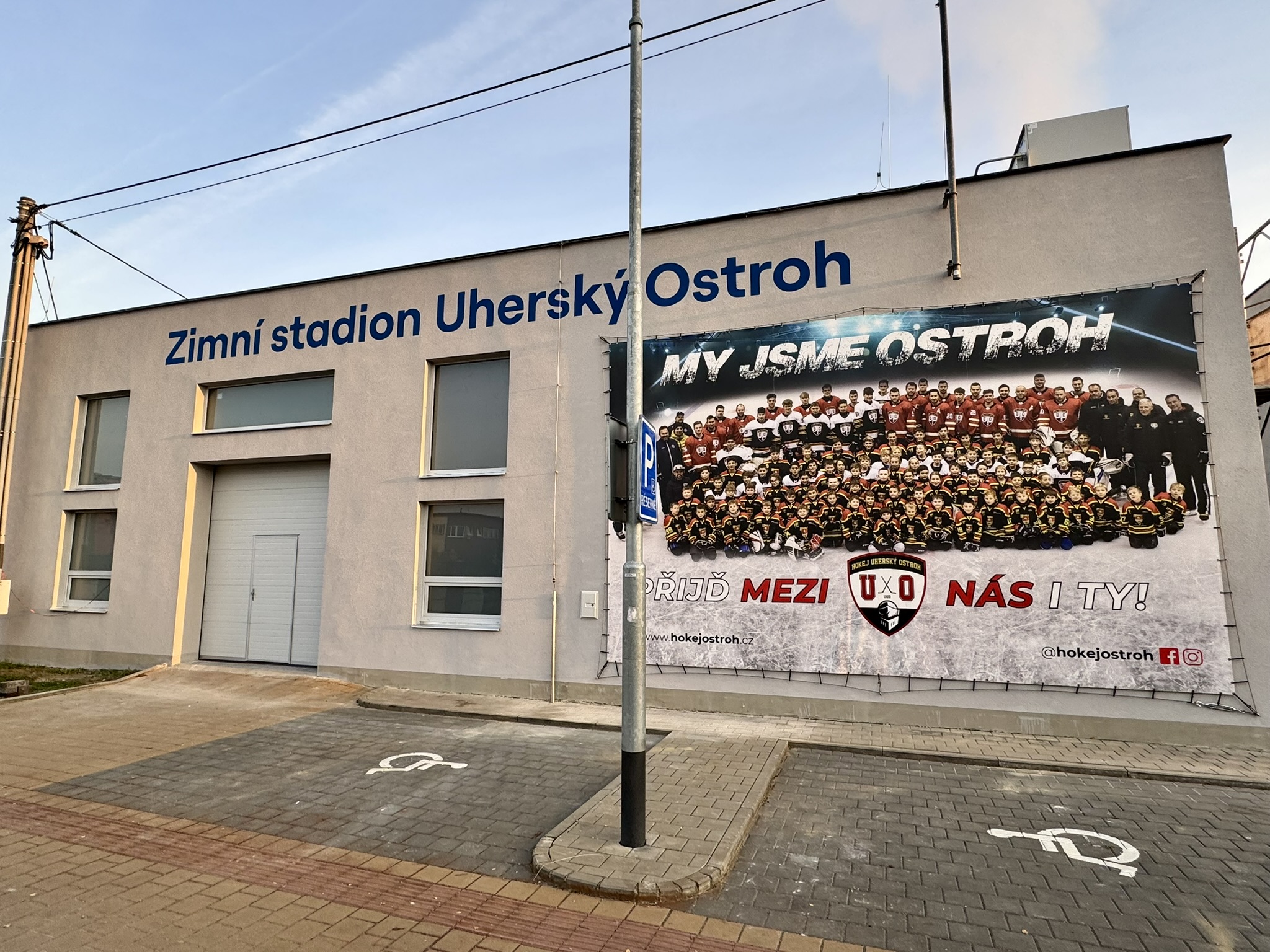 V okolí zimního stadionu proběhla změna systému parkování